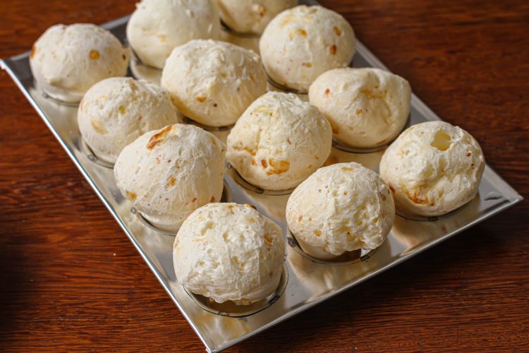 RECEITA DE PÃO DE QUEIJO RECHEADO COM BACON E REQUEIJÃO