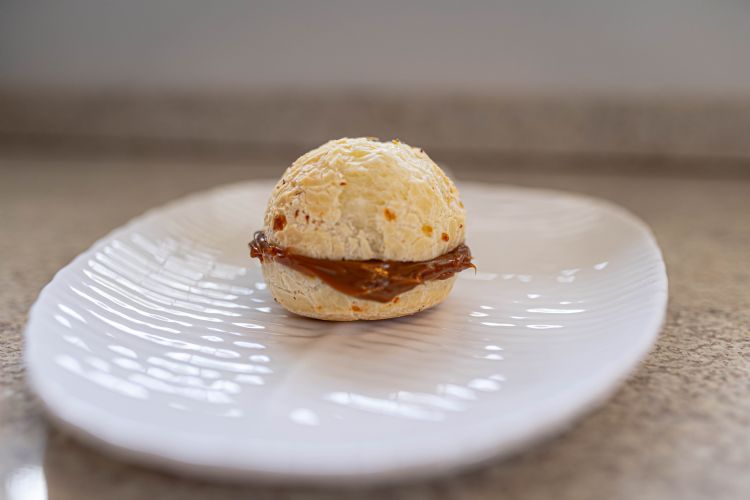 RECEITA DE PÃO DE QUEIJO RECHEADO COM DOCE DE LEITE